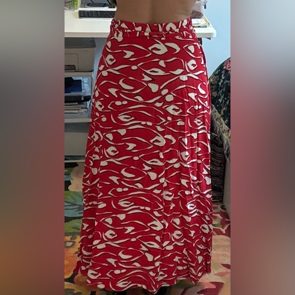 Red and White Patterned Skirt - Picture 2 of 4
